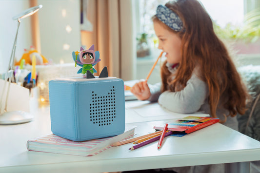 Girl with Toniebox Starter Set Light Blue